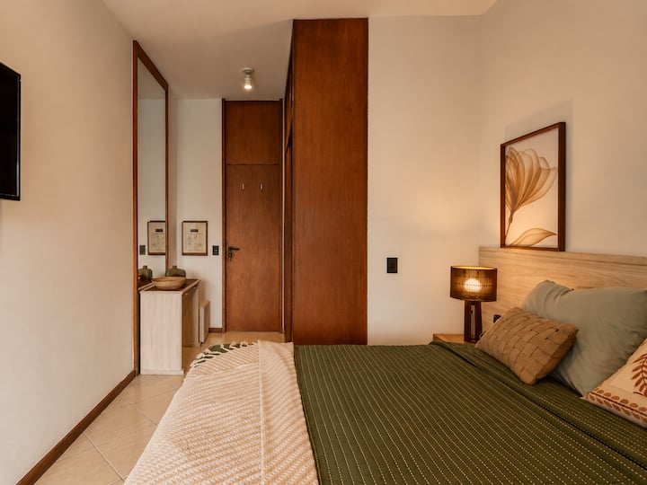 El área de descanso ofrece dos camas de alta calidad que pueden utilizarse de manera flexible como cama matrimonial o como dos camas individuales, según se desee. Así, parejas, amigos o colegas disfrutan de la máxima comodidad y de noches de descanso en el corazón de Ipanema.