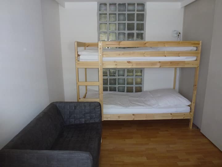 مثالية للأطفال. الغرفة مجاورة مباشرة لغرفة النوم الرئيسية - ولكن يمكن الوصول إليها أيضًا فقط من خلال هذا