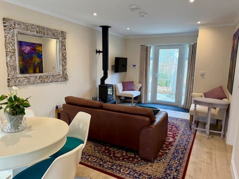 Top Airbnb: 2 bedroom 2 bathroom cottage in beautiful woodland in Runnymede