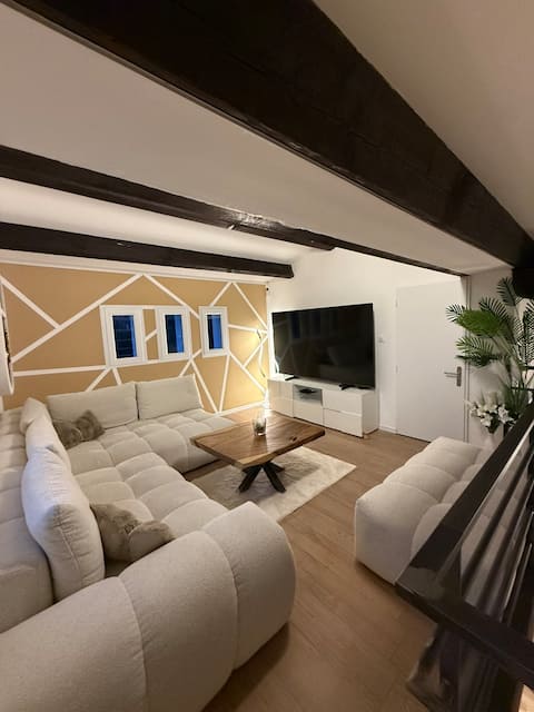 Popular Airbnb listing: Beautiful architect-designed villa with pool/jacuzzi in Alès