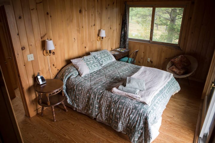 主卧配有一张标准双人床 