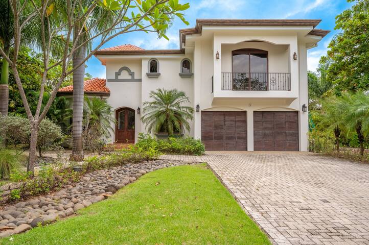 Spectacular 4BR/4BA Villa with Private Pool AC