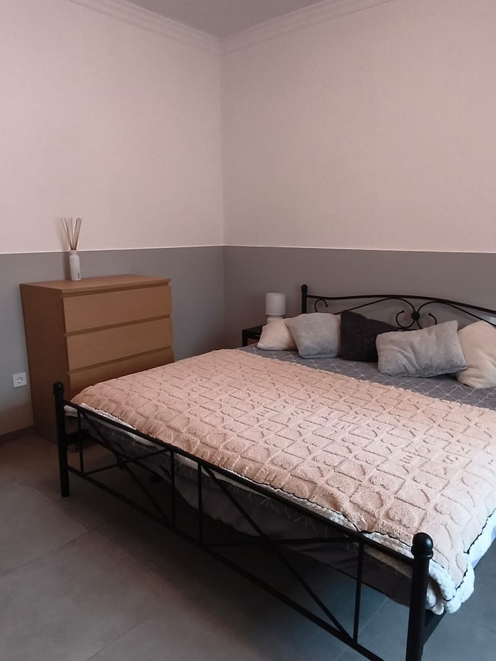 Quarto Arejado Com Banho -