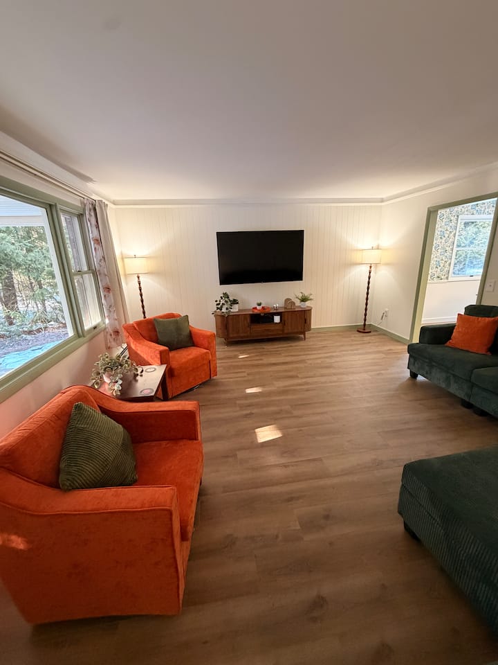 Sleeps Up To 11 • Game Room • Fire Pit • Boat Slip - Cheboygan, MI