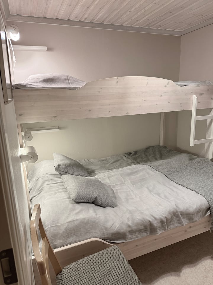 Кревет на спрат со ширина од 150 см во долниот дел и 90 см во горниот дел. Спалната соба се наоѓа на влезната етажа покрај ходникот и дневната соба. 