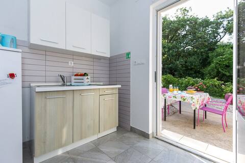 Top Airbnb: Studio Noa 2 in a quiet street with WiFi in Kornić