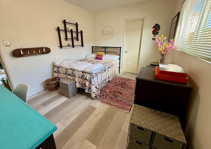 חדר שינה בקומה הראשית עם חדר רחצה ושירותים צמודים.