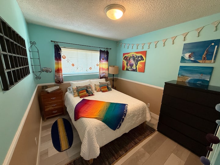 חדר שינה לאורחים בקומה העליונה עם מיטת קווין סייז.