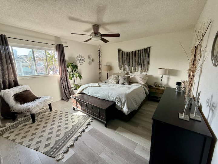 סוויטה ראשית מרווחת עם אור טבעי.