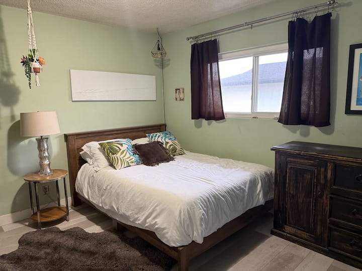 חדר שינה שני למעלה עם מיטת קווין סייז.