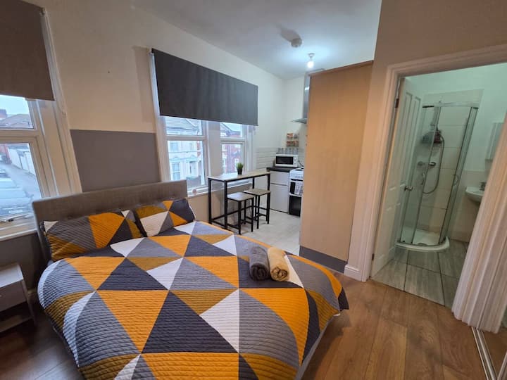 Convenient Self Contained Studio Near City - Southampton