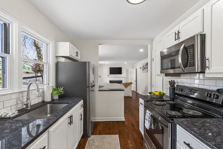 North Kc Retreat | Near Downtown, Airport, Stadium - Gladstone, MO