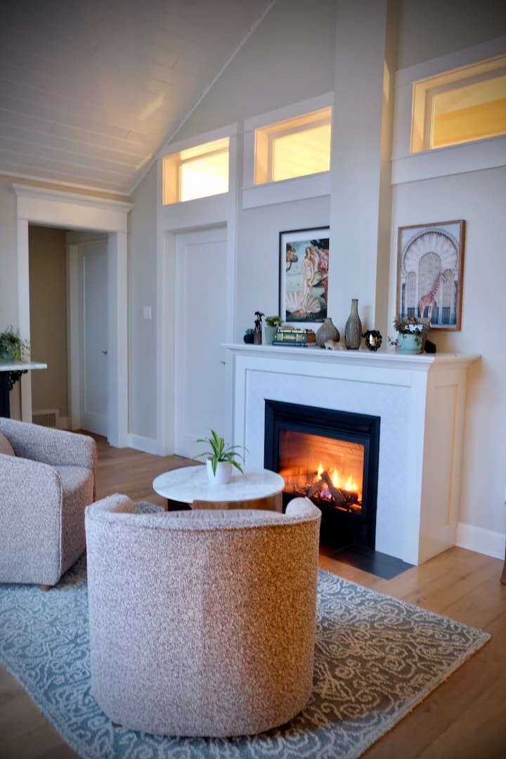 New: Luxe Riverside Loft • King Bed • Fireplace - Kamloops