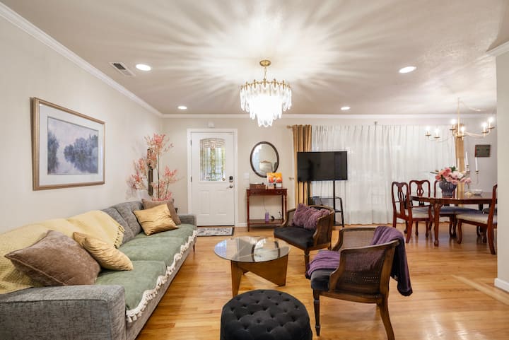 Charming Home W/ Orange Backyard In Redwood City - Palo Alto, CA