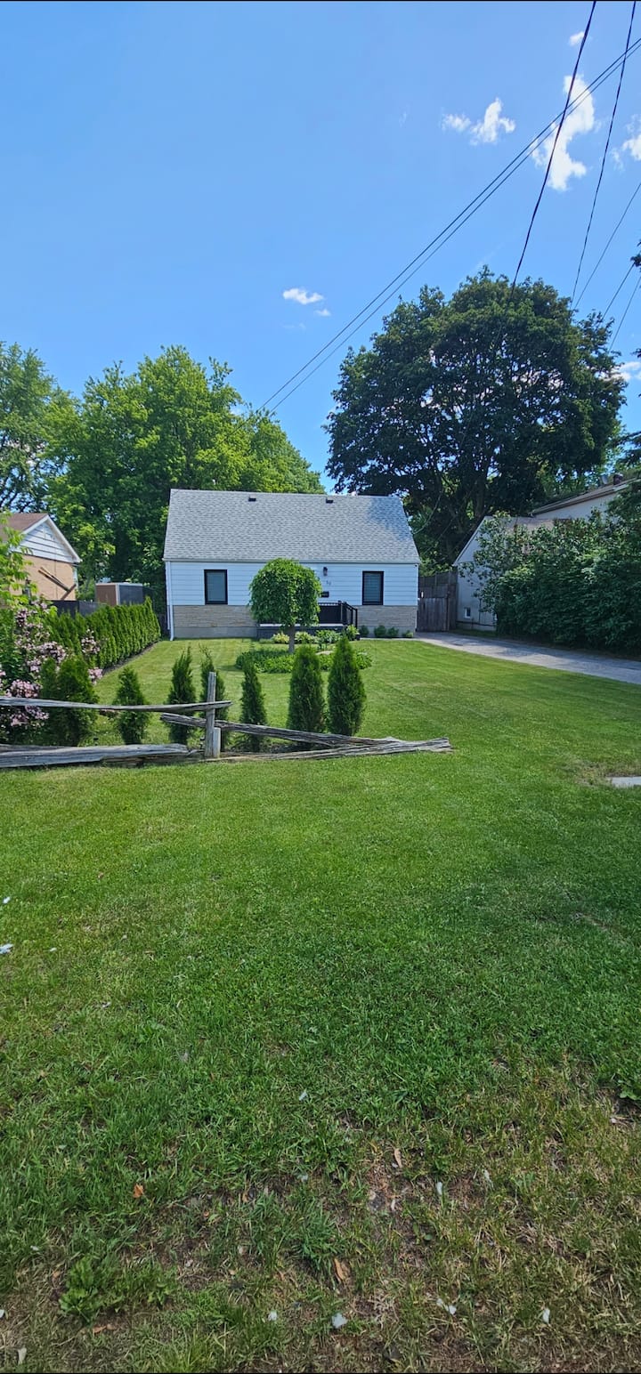 Cozy City Cottage | 3 Bdrm | 4 Beds | Backyard - Pickering