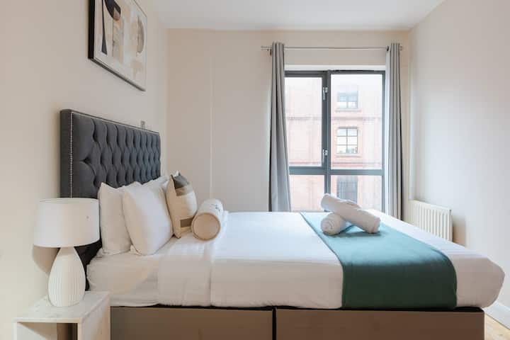 Recarga energías en el dormitorio, que ofrece una cama cómoda, mesitas de noche y luz natural relajante desde la ventana. Diseñado para noches de descanso y mañanas lentas, el espacio equilibra privacidad y comodidad durante tu estancia en Belfast.