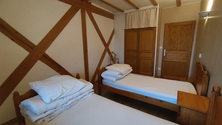 A l'étage
2 lits (matelas) 90 x 190 cm 
2 couettes 200 x 200 cm
2 oreillers 
linge de lit disponible à la location selon tarifs indiqués dans l'annonce