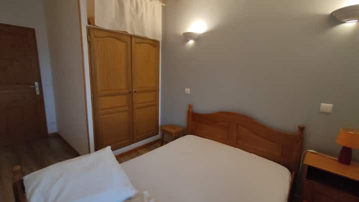 A l'étage
chambre lit double 140x190 cm 
couette 220 x 240 cm
2 oreillers
linge de lit disponible à la location selon tarifs indiqués dans l'annonce