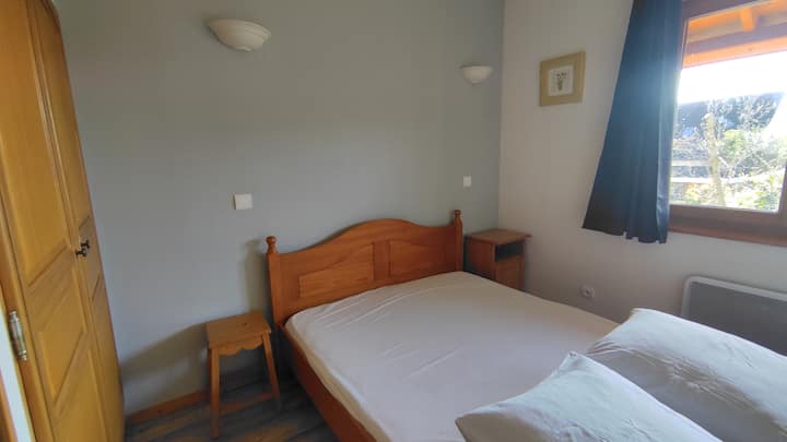 A l'étage
chambre lit double 140x190 cm 
1 couette 220 x 240 cm
2 oreillers
linge de lit disponible à la location selon tarifs indiqués dans l'annonce