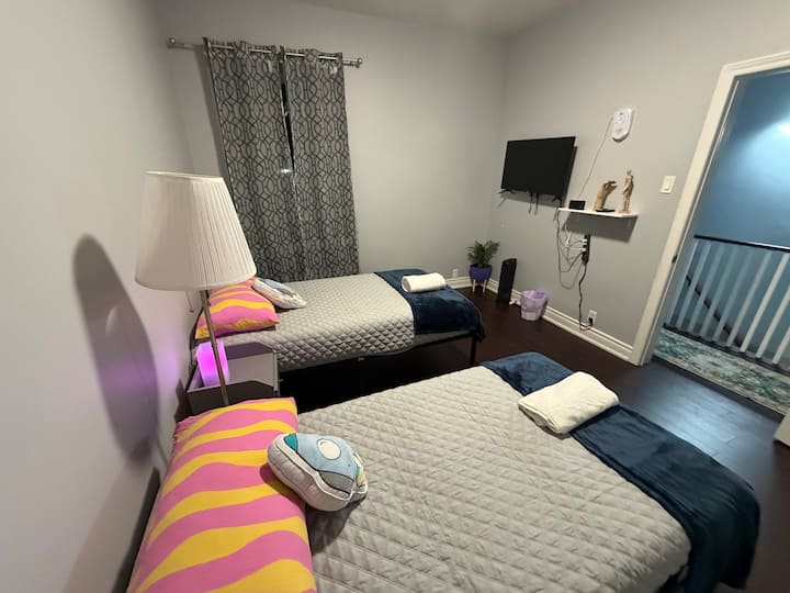Twin Room For 2 | Clean & Comfortable - Toronto