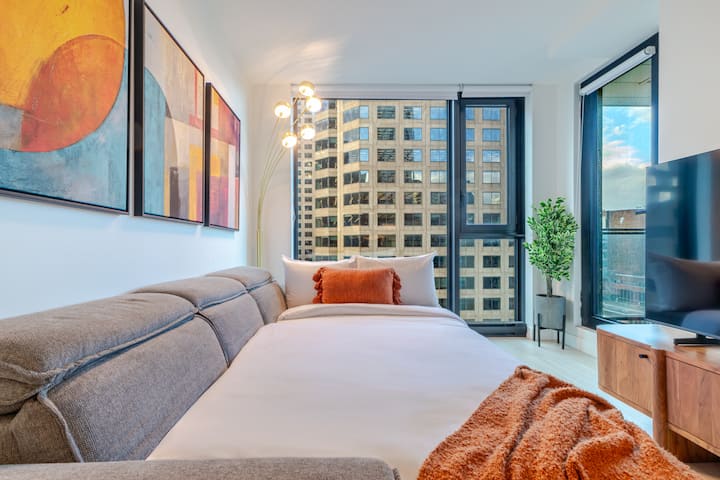 Skyline Retreat | Free Parking & Pool - Montreal