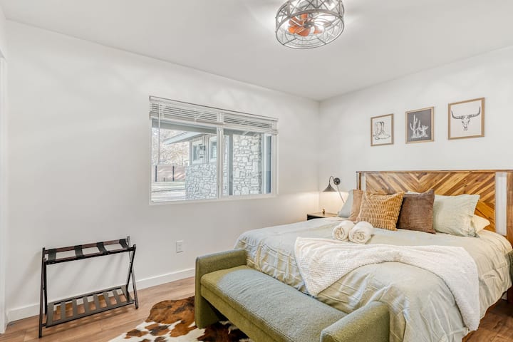 სადაც კომფორტი გაგახარებთ და ძილი ადვილად მოვა. მშვიდი, მყუდრო საძინებელი, რომელიც იდეალურია დილისთვის.