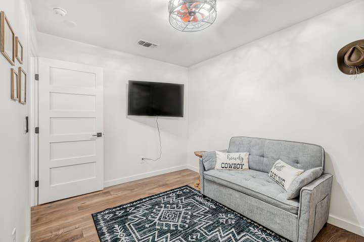 მყუდრო და ლუქს‑კლასის საძინებელი, რომელშიც დაგხვდებათ მაღალი ხარისხის თეთრეული, ელეგანტური ტუმბოები, რბილი განათება და ნეიტრალური ფერების დამამშვიდებელი პალიტრა, რომელიც მშვიდ ღამეს უზრუნველყოფს.