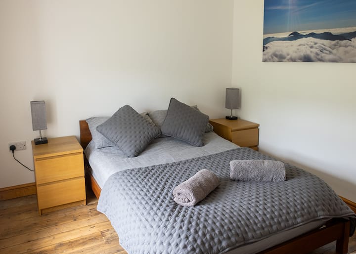 De grote slaapkamer - licht, helder en comfortabel!