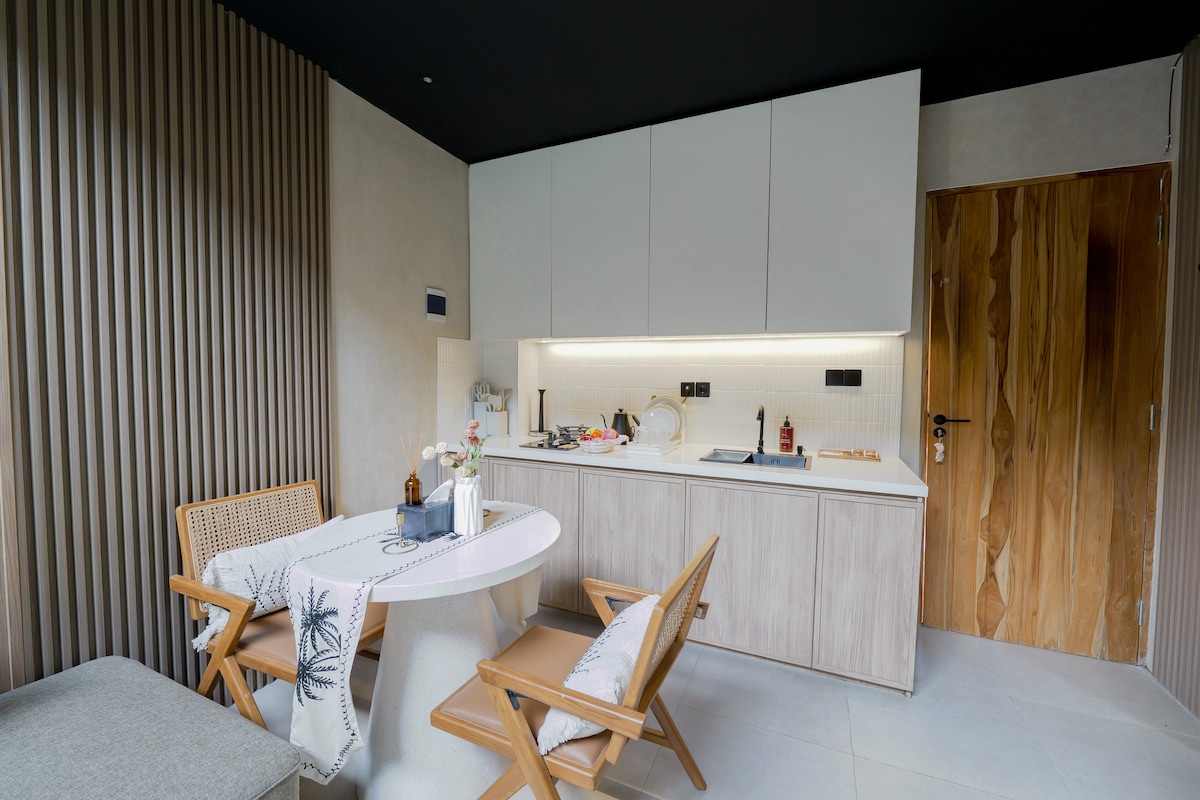 Home in Kuta Utara · ★4.7 · 1 bedroom · 1 bed · 1 private bath, сопоставимый объект Airbnb