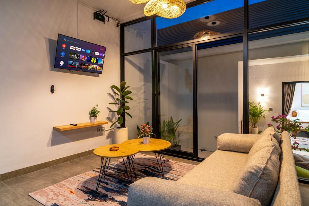 Villa in South Kuta · 3 bedrooms · 3 beds · 3 private baths รายการ Airbnb เปรียบเทียบ