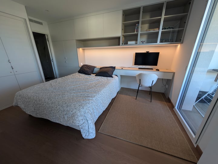 ห้องนอนใหญ่: 160x200 ซม.  ผ้านวมระดับไฮเอนด์จากดูมัสปารีส
ห้องน้ำส่วนตัว