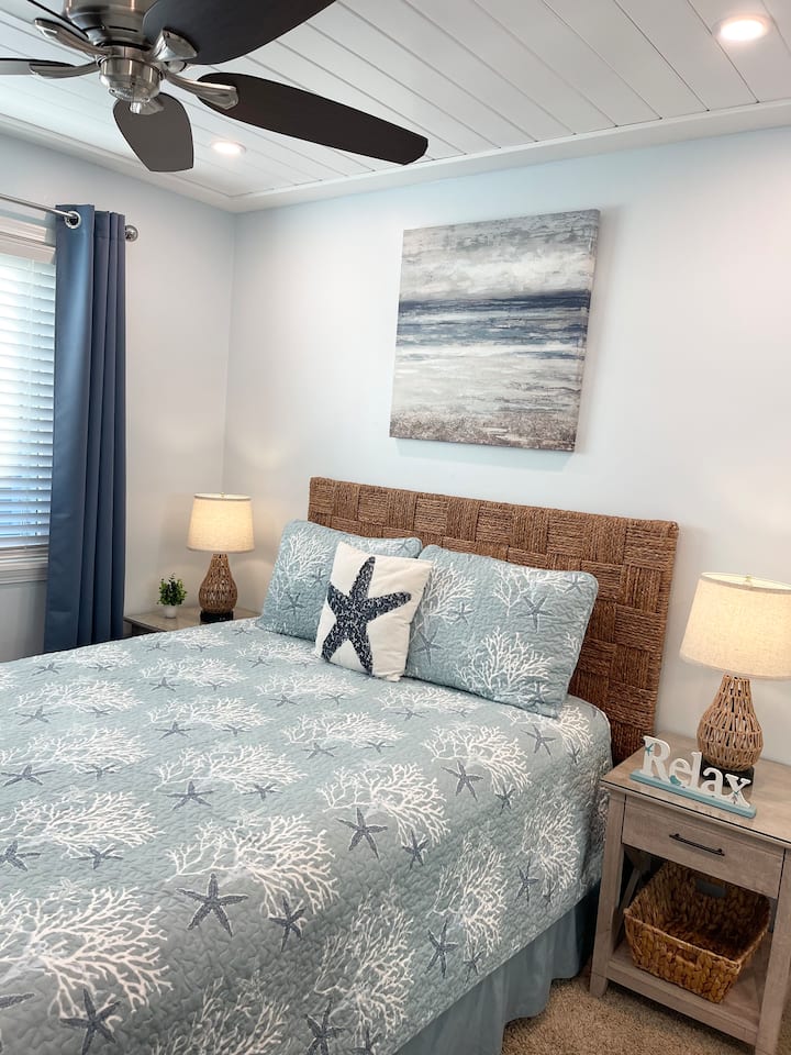 Гостинска спална соба со брачен кревет (широк 150-179 см), кабловска, телевизор, плакар и фиоки