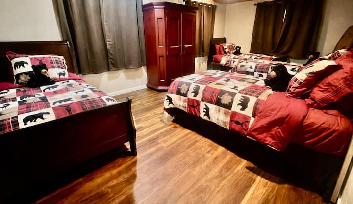Cub Cave — where little adventurers have a space all their own. This cozy kids’ retreat features four twin beds, playful black bear friends on every pillow, perfect for storytelling, games, and making unforgettable family memories. 