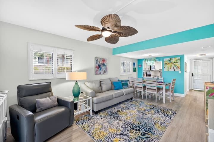 Coastal Fabulous Condo 5miles To The Beach - Sanibel Island, FL