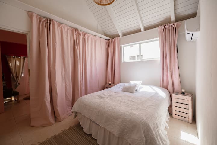 დიდი და მყუდრო საძინებელი ბუნებრივი განათებით