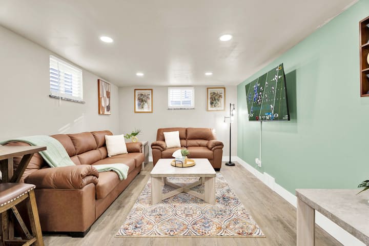 The Olive Suite | Wi-fi + Near Oakland U - Pontiac, MI