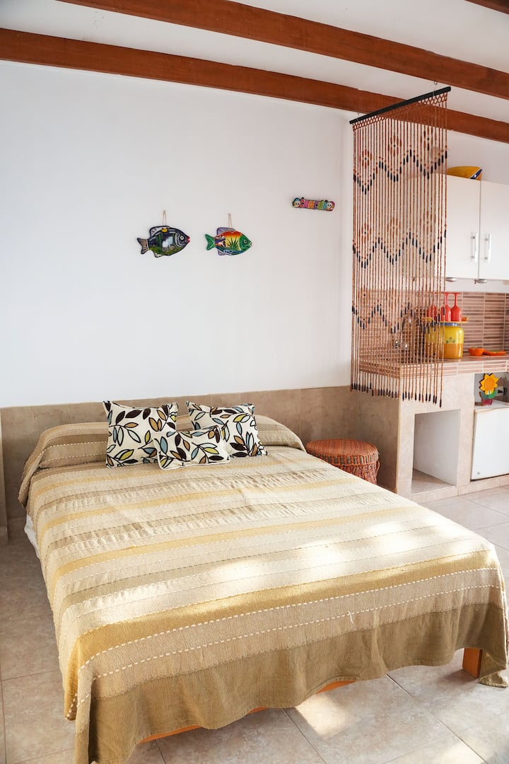 זה בונגלו נפרד, עם מיטה זוגית, ארון, חדר רחצה מלא, מטבחון עם מיני בר וסלון.