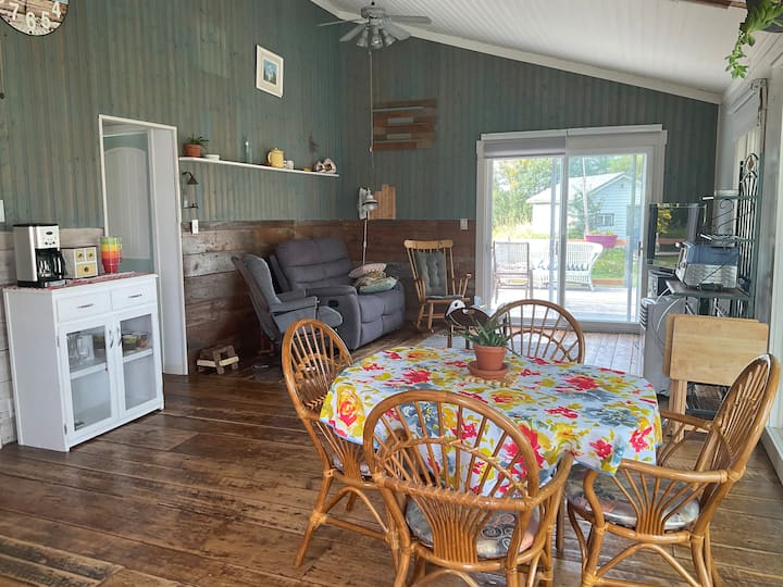 Chalet Meublé. Coin Tranquille. Vue Sur La Mer - Caraquet