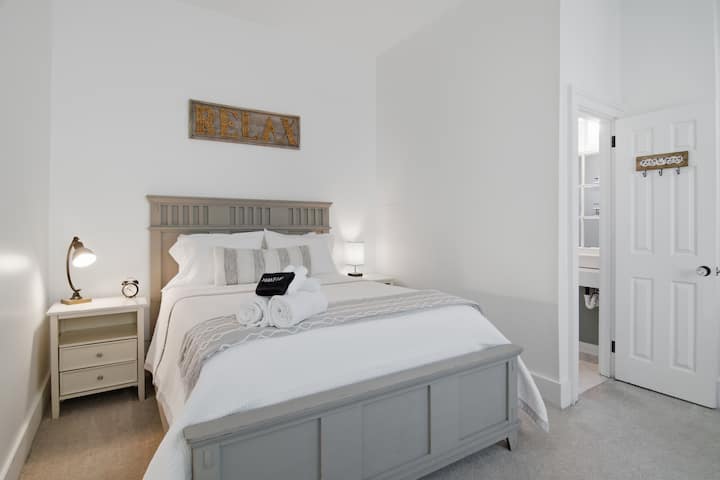 Segundo quarto da Suíte Garden com uma cama queen size confortável, roupas de cama, toalhas e panos de banho.
