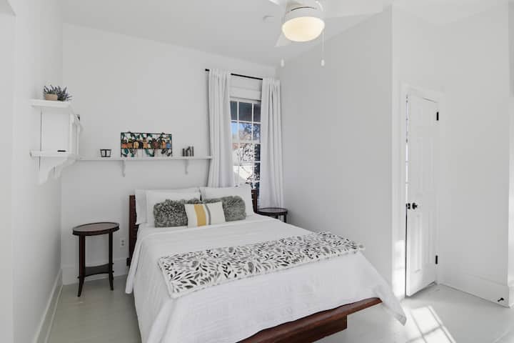 Cama queen size confortável no segundo quarto da Suíte com Terraço.