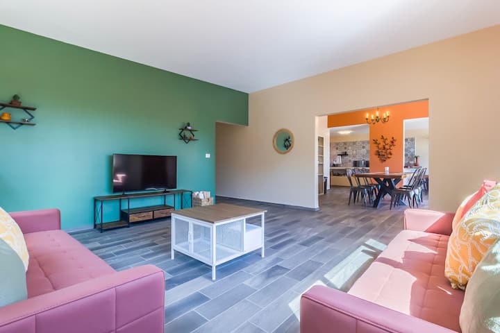 Vista amplia de la sala con acceso directo al comedor y la cocina, un ambiente abierto ideal para compartir momentos en familia o con amigos.