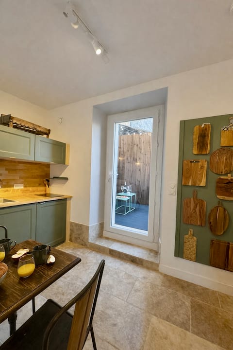 Annonce Airbnb populaire: Cozy studio with private terrace – Downtown à Saint Rémy De Provence