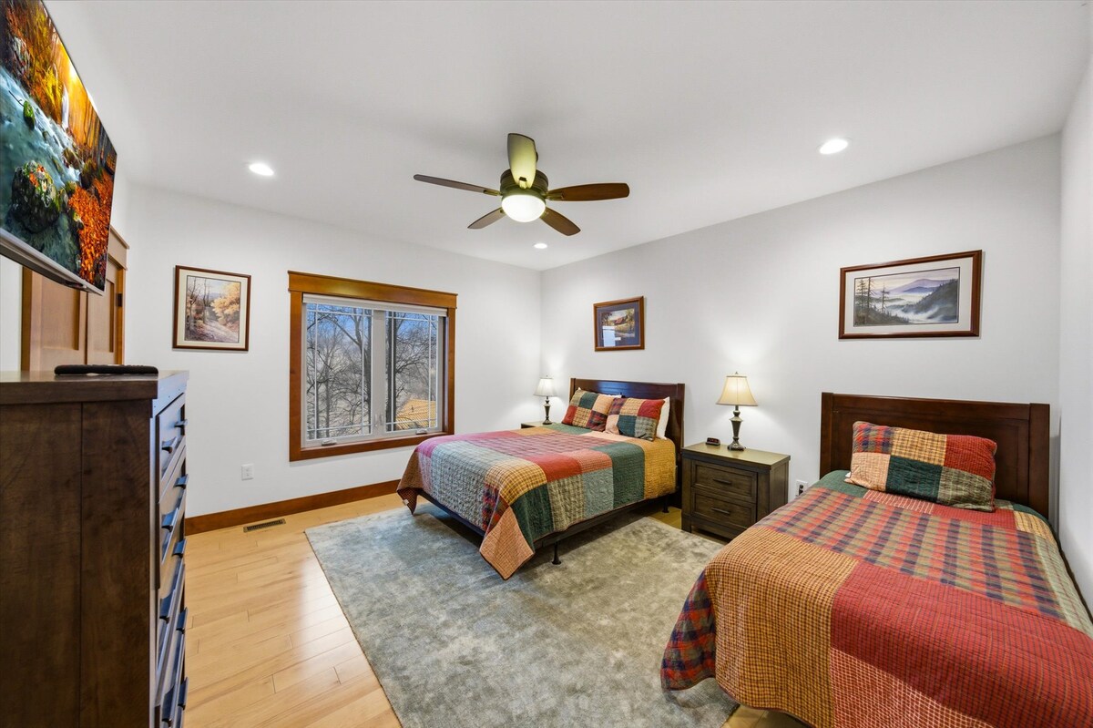 ชั้นล่าง #2 ห้องนอนเตียงควีนไซส์และเตียงเดี่ยว
