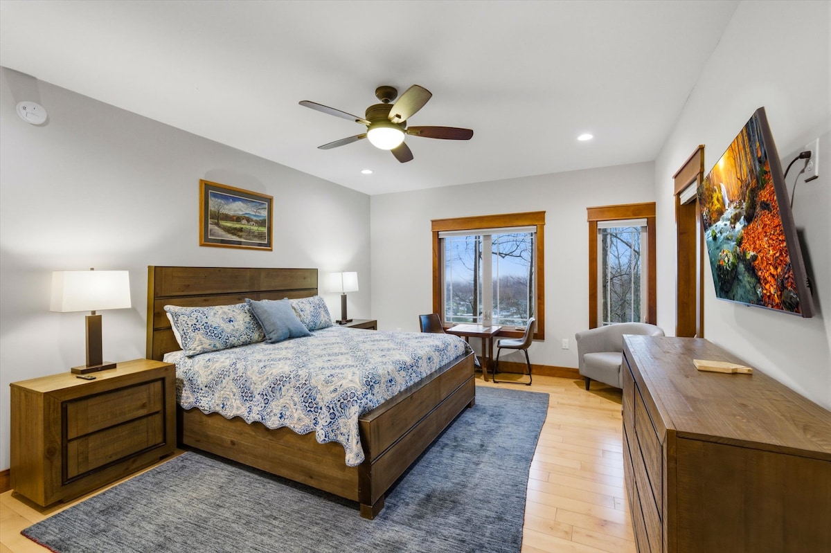 ห้องนอนใหญ่ชั้นล่างเตียงคิงไซส์