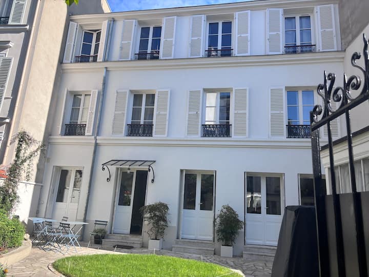 Maison Individuelle Dans Une Voie Privée Fleurie - Paris