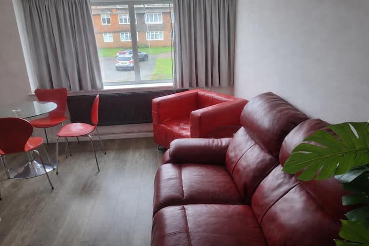 Budget Long Stay Garden Flat Close To Hospital - Wolverhampton