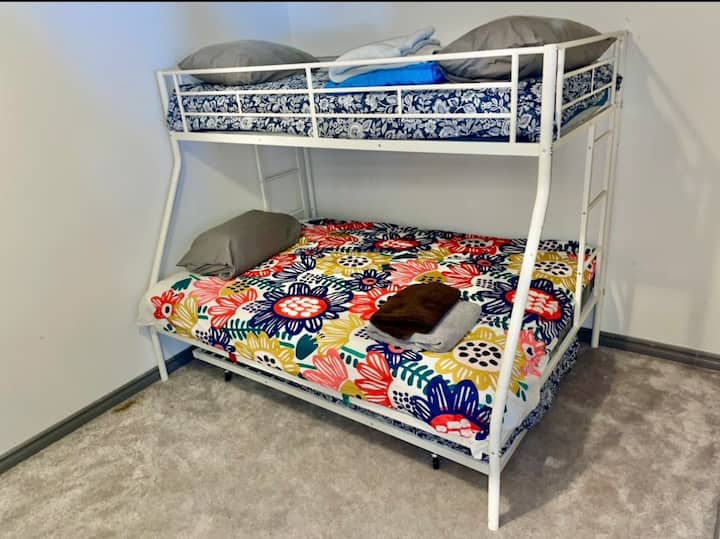 Literas junto al dormitorio 4. El colchón superior es individual, el colchón inferior es doble y hay un colchón individual adicional en una cama nido debajo, que los huéspedes pueden usar en el dormitorio o afuera en la sala de juegos.