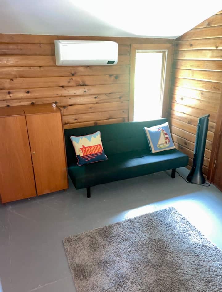 La sala de estar 3 en la cabaña pequeña tiene un sofá cama que se puede usar como cama para huéspedes adicionales. Se dejará ropa de cama en la cabaña, pero el sofá cama no estará hecho. Ten en cuenta que no hay WiFi disponible en la cabaña pequeña. 