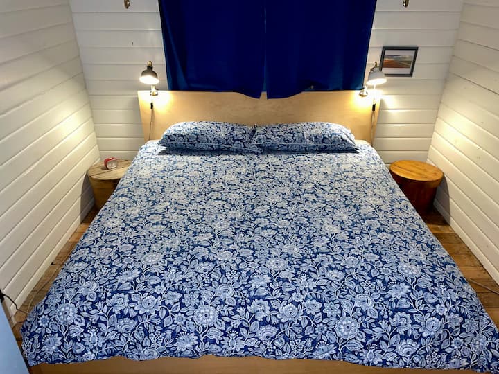 Cama tamaño king y el dormitorio más cercano a la vista al lago.