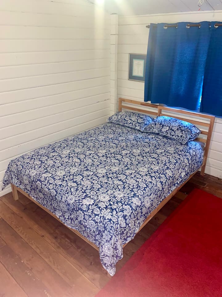 Cama queen junto al dormitorio 1.